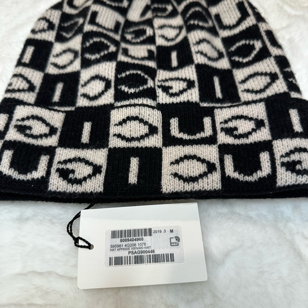 Gucci Chic Black and Cream Knit Beanie - Picture 1 of 9